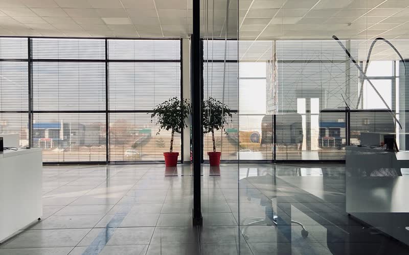 Oficina amplia con grandes ventanas