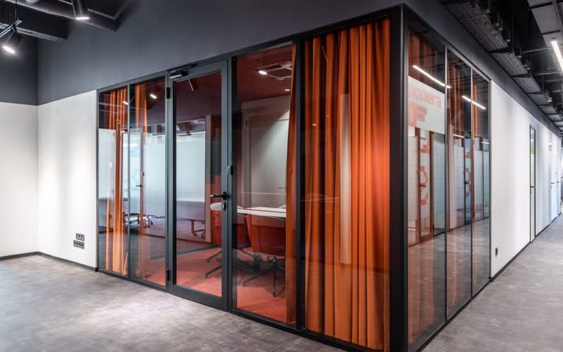 Sala de reuniones con paredes de vidrio