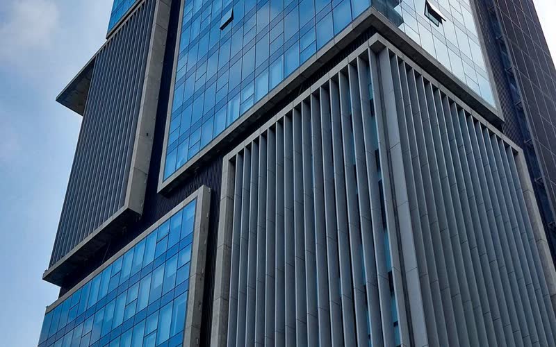 Fachada de edificio con vidrio