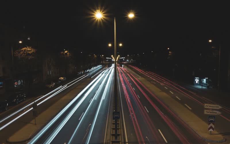 Carretera de noche con luces de vehículos